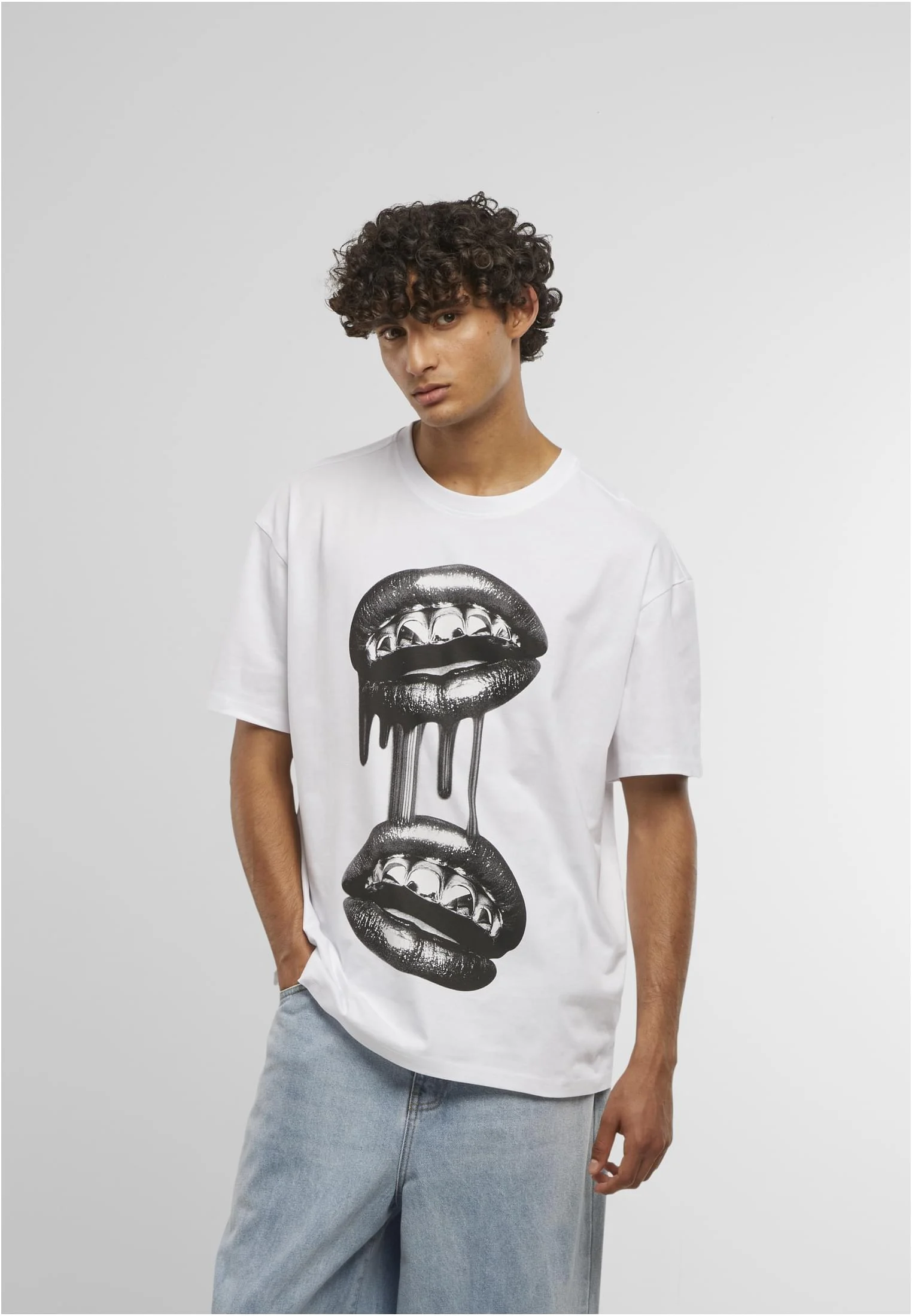 skwm-tb-MT3876_Mw1-00220_8cf8cb50-06ae-4309-96a1-df33f7115f99 Grillz Lips Oversize Tee