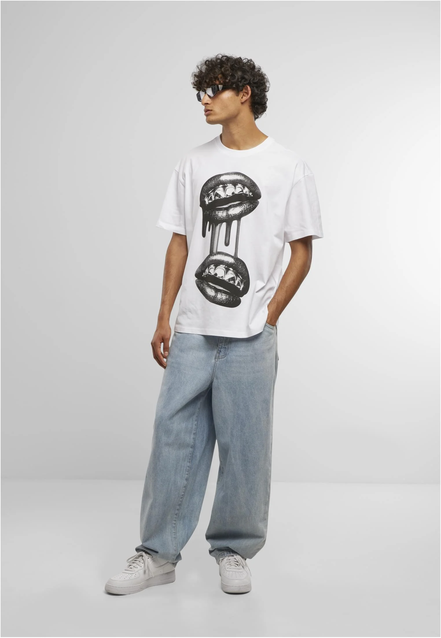 skwm-tb-MT3876_Mw12-00220_046f8c48-b9e9-4c61-a86a-dd643d84c18b Grillz Lips Oversize Tee