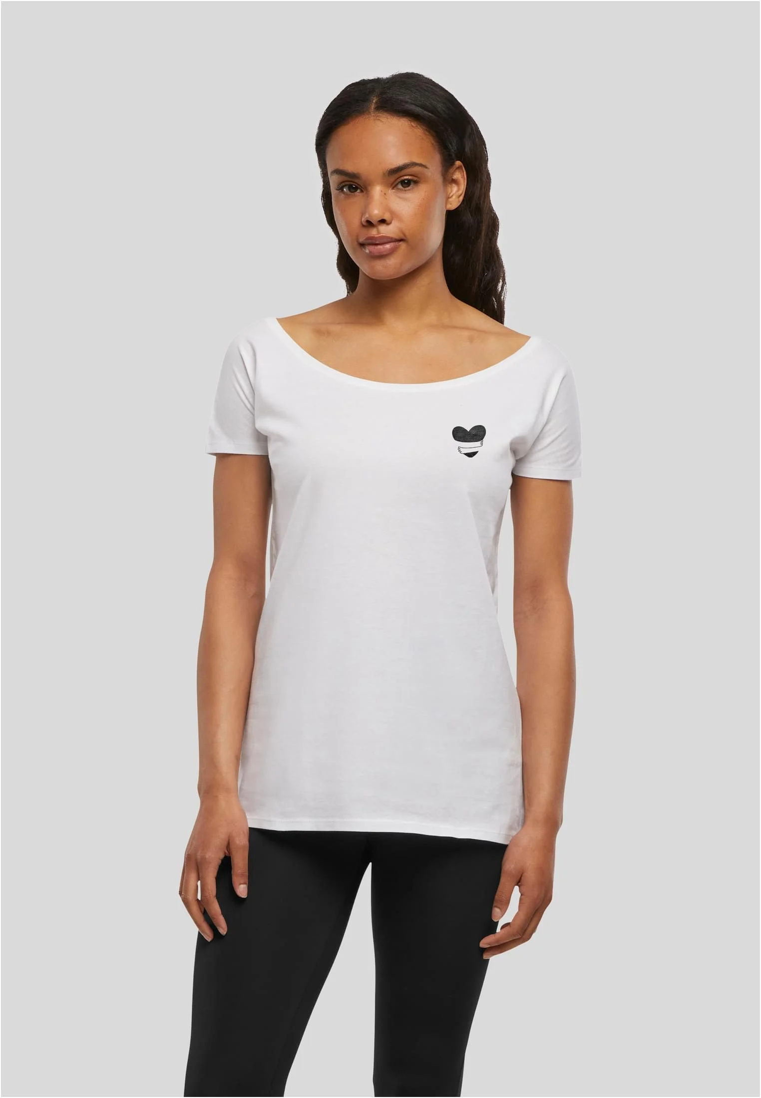 skwm-tb-TB8979_Mw1-00220_1d0172d5-bd7d-4108-a285-f7c2a6f9147d Hug Heart Wideneck Tee